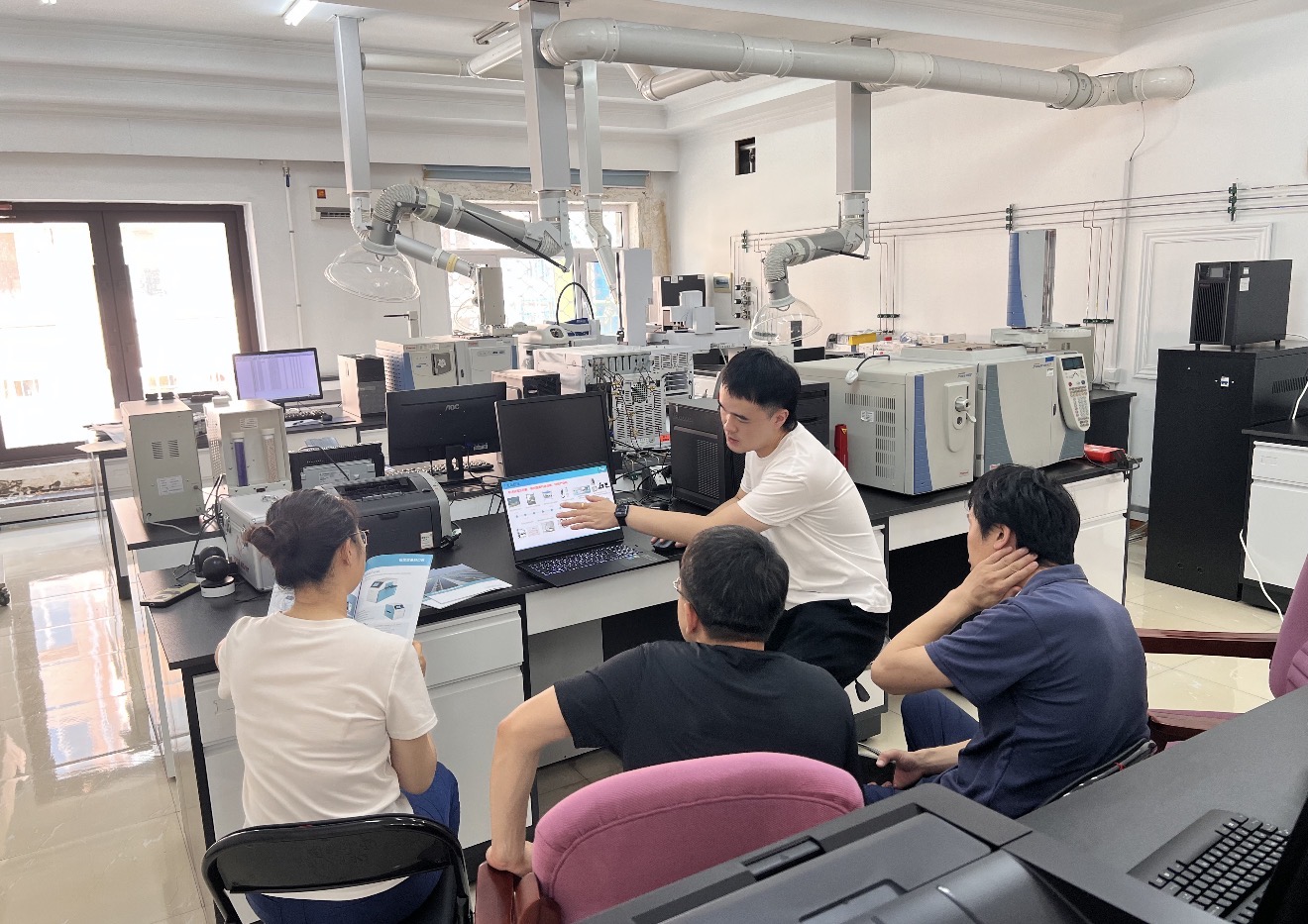 177071334535731304Z6.png 凌加陳在給客戶培訓.PNG